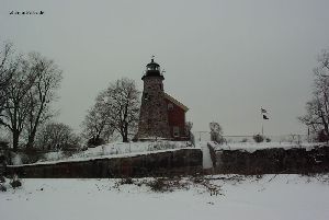 The lighthouse is above the railroad tracks.