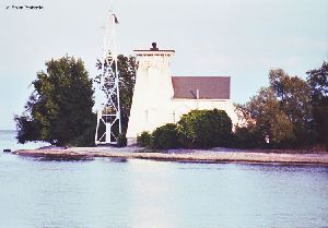 Nice close up shot of the lighthouse and its "skeletal" replacement.